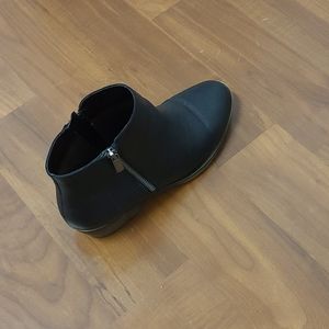 Kensie Size 9 Leather Booties